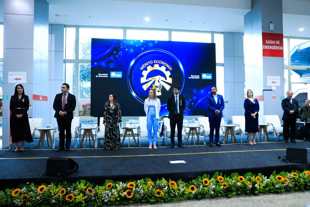 Capa da notícia: Trezentas Medalhas Mérito Economia são entregues a homenageados